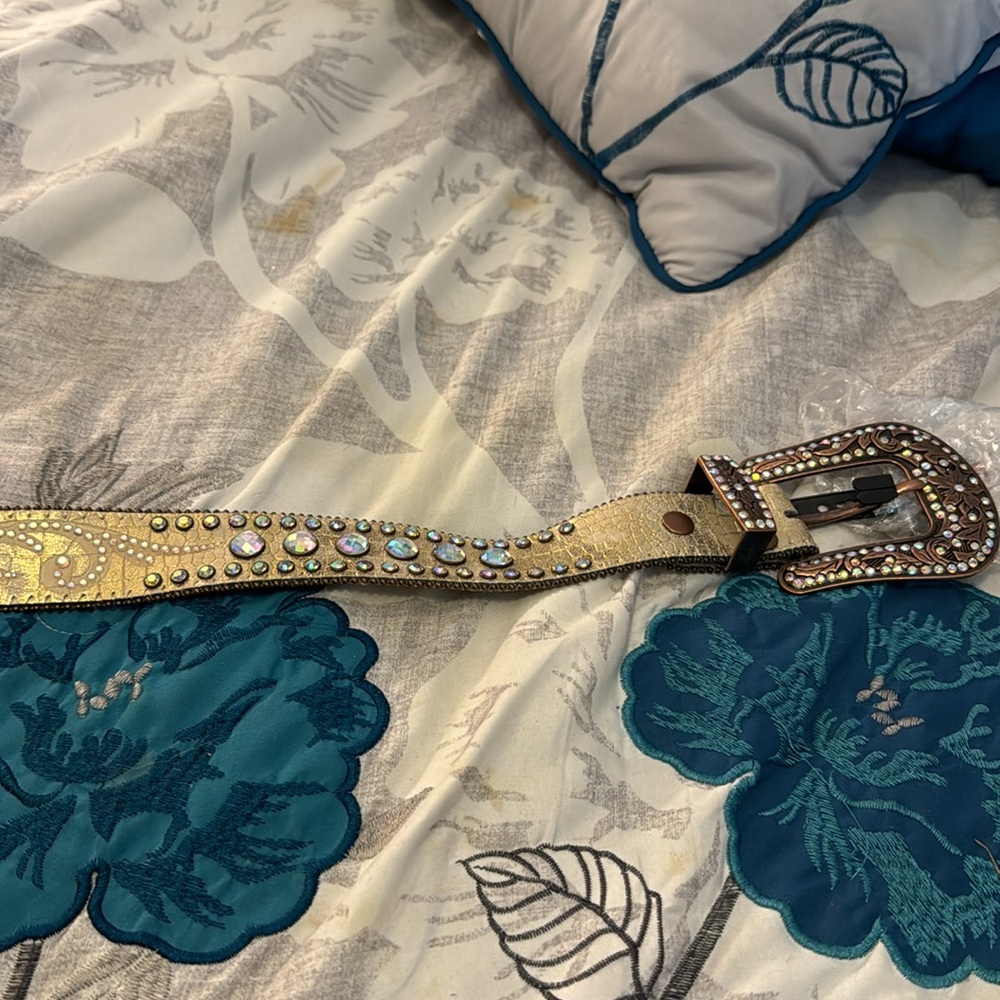 New with tags. Beautiful gold bling belt, size XL - Picture 2 of 4